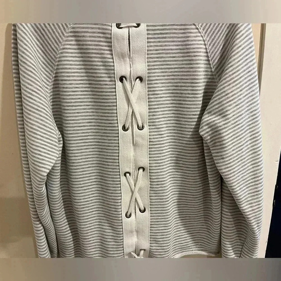 Abercrombie and Fitch Size Medium Grey and White Lightweight Sweatshirt - Picture 7 of 8